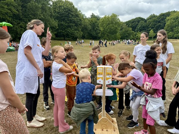 Ziekenhuis VieCuri deelt zonnebrandcrme uit aan Kindervakantiewerken in Limburg
