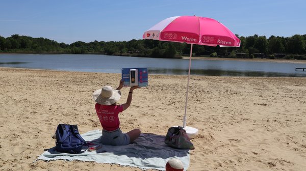 Weren, kleren, smeren op het strand